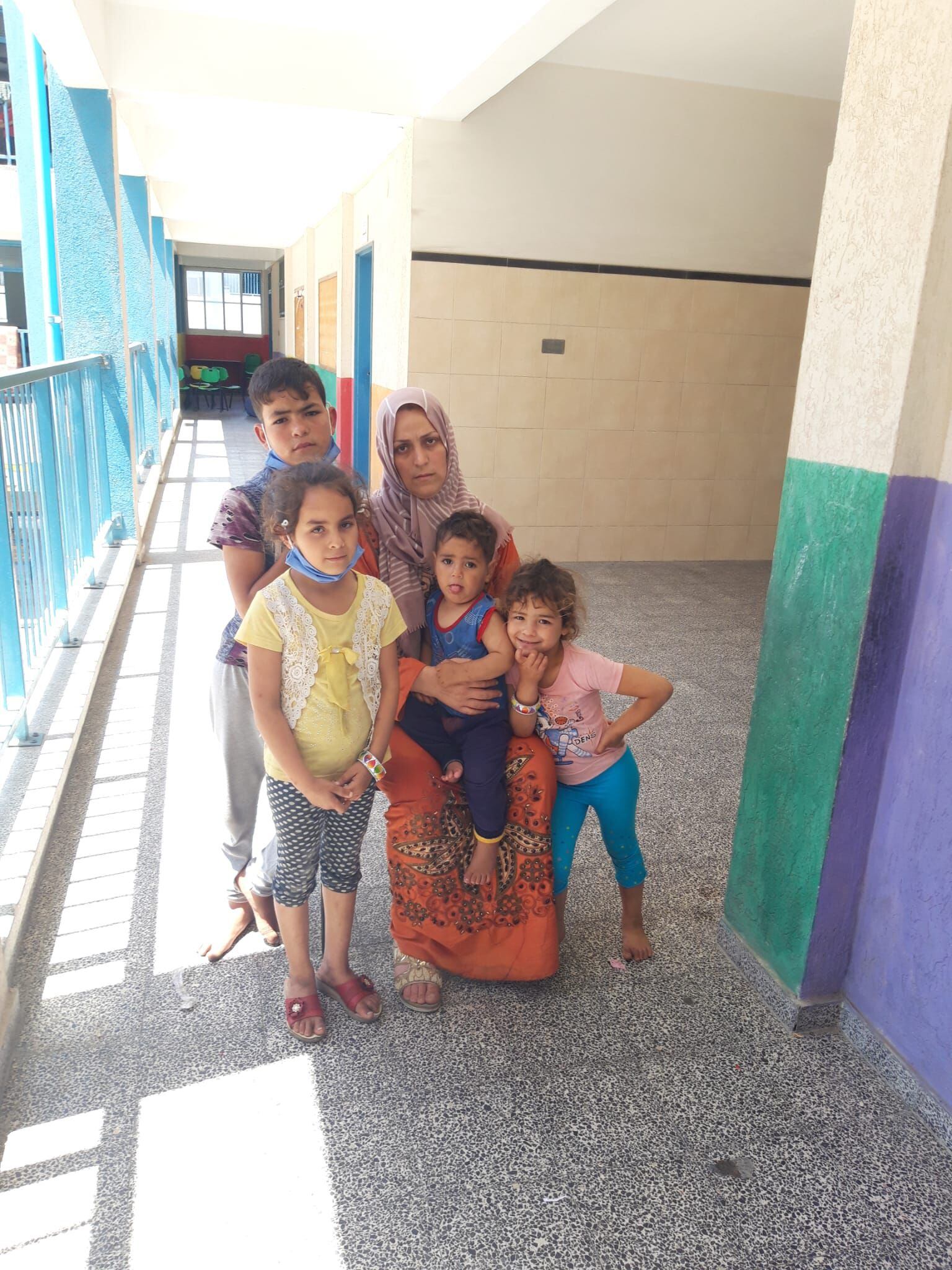  Hamari Debesh, com seus quatro filhos, no sábado em Gaza.