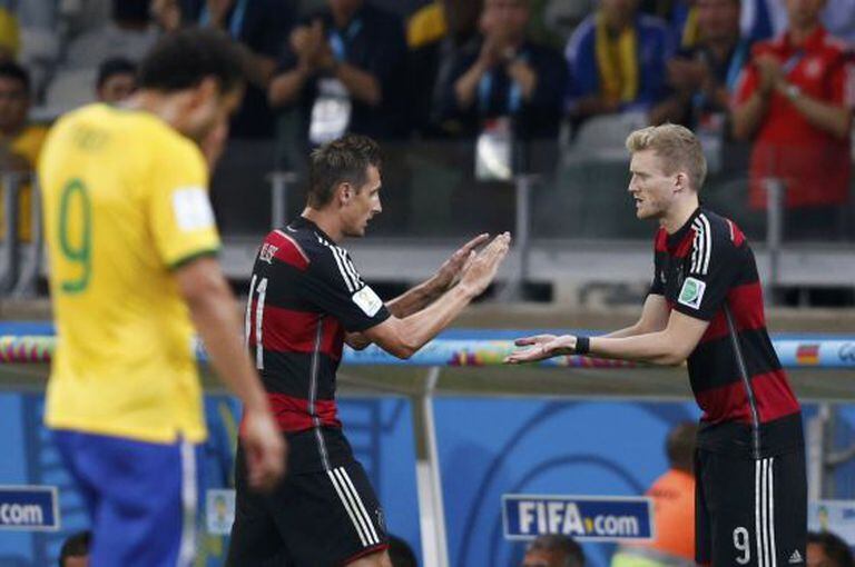 Fred observa a substituição de Klose.