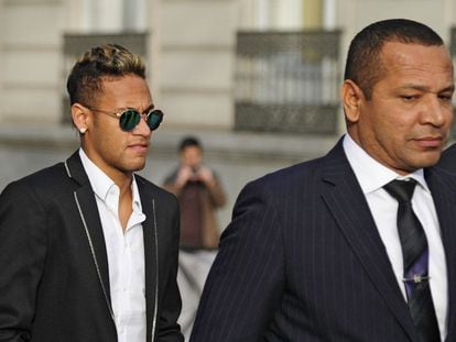 Acompanhado do pai, Neymar Jr. chega ao tribunal espanhol para depor. 