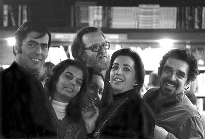 Três grandes da literatura latino-americana e suas esposas, fotografados a princípios dos anos setenta. À esquerda, Mario Vargas Llosa e
 sua mulher, Patricia Llosa; no centro, José Donoso y Pilar Serrano. À direita, Mercedes Barcha y García Márquez