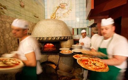 Cozinha da pizzaria Trianon, em Nápoles (Itália).