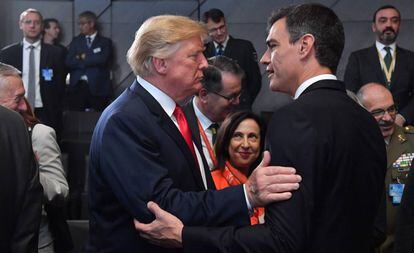Donald Trump cumprimenta Pedro Sánchez durante a cúpula da OTAN em julho passado, em Bruxelas