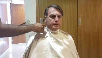 Bolsonaro, que fez uma transmissão ao vivo no Facebook enquanto cortava o cabelo. 