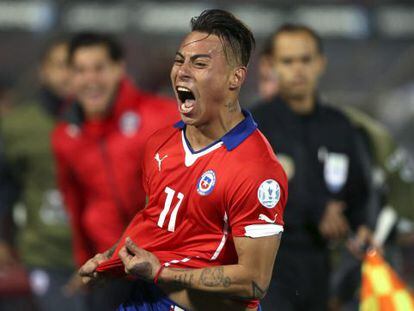 Vargas comemora seu segundo gol na partida.