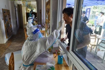 Agente de saúde realiza um teste para detectar o coronavírus na cidade de Nanquim na última segunda-feira.