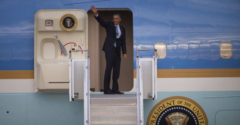 Obama acena do avião presidencial antes de deixar a Austrália.