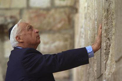 Ariel Sharon no muro das Lamentações em 2001.