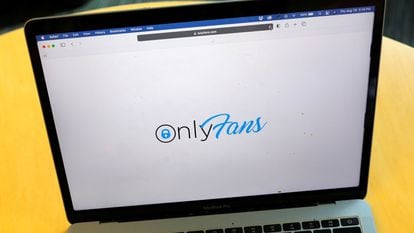 A logo do OnlyFans, em um laptop.