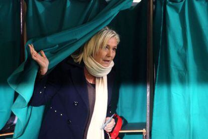 Marine Le Pen em um col&eacute;gio eleitoral neste domingo.