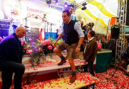 O líder do FPÖ, Heinz-Christian Strache, com um traje típico, em 1º. de maio.