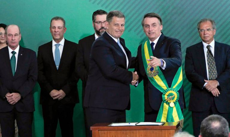 Bebianno cumprimenta Bolsonaro no dia da posse.