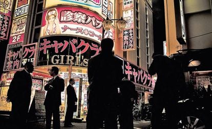 Vários membros da yakuza na entrada de um dos clubes em Kabukicho, considerado o mais importante distrito da luz vermelha no Japão.