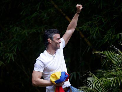 Leopoldo López, após deixar a prisão neste sábado.