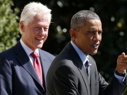 Barack Obama junto com o ex-presidente Bill Clinton na Casa Branca.