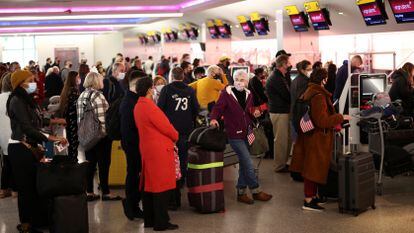 Passageiros no aeroporto de Heathrow, no Reino Unido.