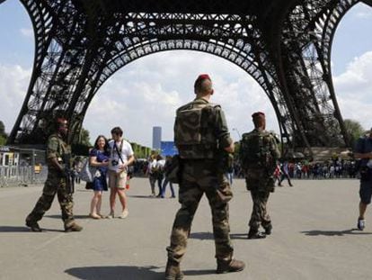 Soldados franceses na Torre Eiffel.