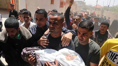 Pai de menina morta por um projétil leva a filha para o funeral, neste domingo, em Gaza.