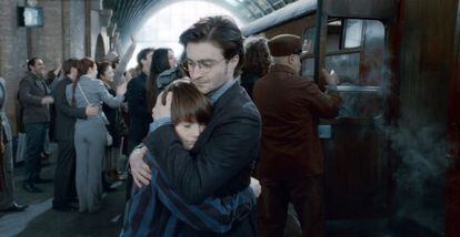 Harry Potter se despede de seu filho no cinema.