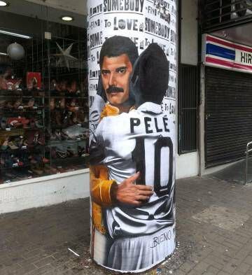 Pelé beija Freddie Mercury em uma rua de São Paulo.