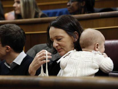 A deputada Carolina Bescansa com o filho, no Congresso.