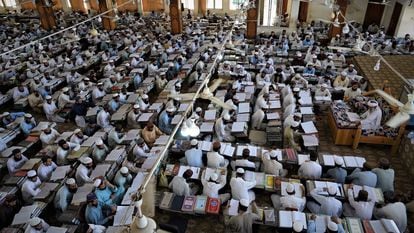 Centenas de alunos assistem a uma aula na madraça Haqqania, perto de Peshawar (Paquistão), em 11 de setembro.