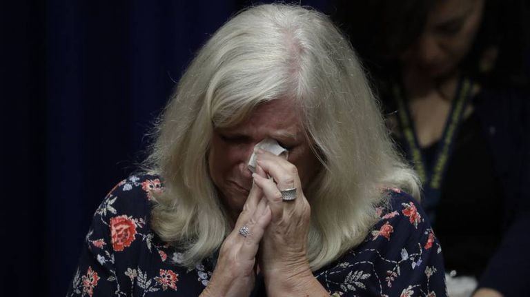 Judy Deaven, cujo filho foi abusado por um padre, chorou na terça-feira na apresentação do inquérito.