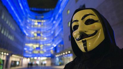 Protesto de simpatizantes do Anonymous em frente à sede da BBC, em Londres, em dezembro de 2014.