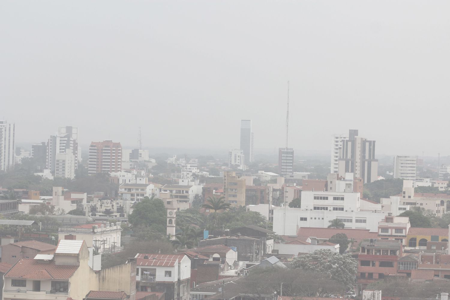 Uma nuvem de fumaça procedente de vários incêndios é vista em Santa Cruz, Bolívia