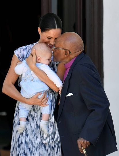 Arcebispo Desmond Tutu beija Archie, que estava no colo da mãe, Meghan