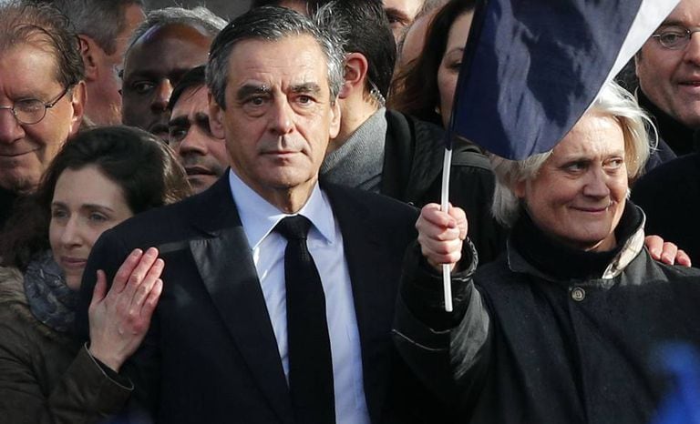 Fillon, sua mulher, Penelope (à direita), e sua filha Marie, durante ato em Paris no último dia 5.