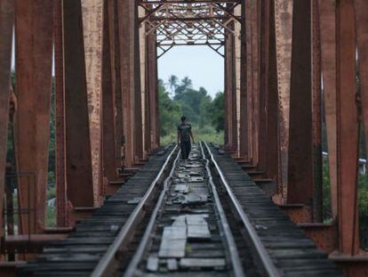 Um homem caminha sobre o trilho do trem em Arriaga (Chiapas).