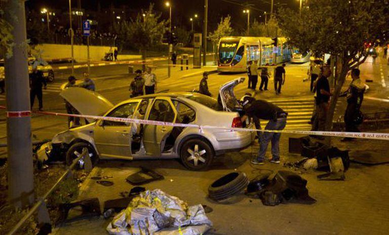 Polícia israelense analisa o carro que atropelou várias pessoas.