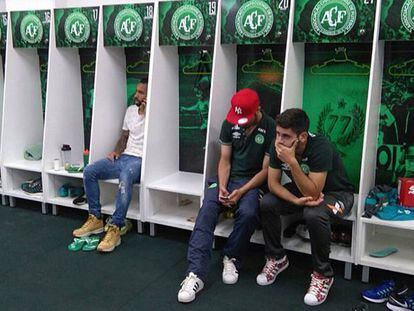 Os jogadores que não viajaram com a Chapecoense à Colômbia rezam por seus companheiros.