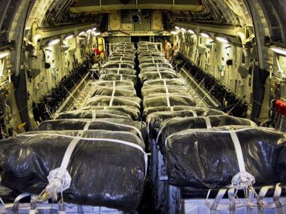 Um avião C-17, preparado para lançar água a refugiados iraquianos.
