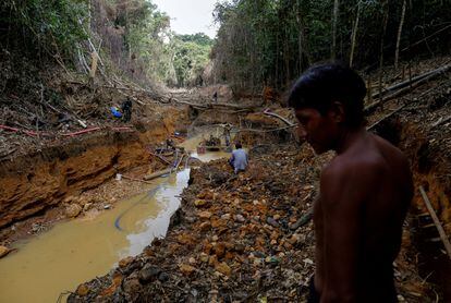 Indígena yanomami acompanha agentes do órgão ambiental brasileiro durante operação contra mineração ilegal de ouro em terras indígenas, em 2016.