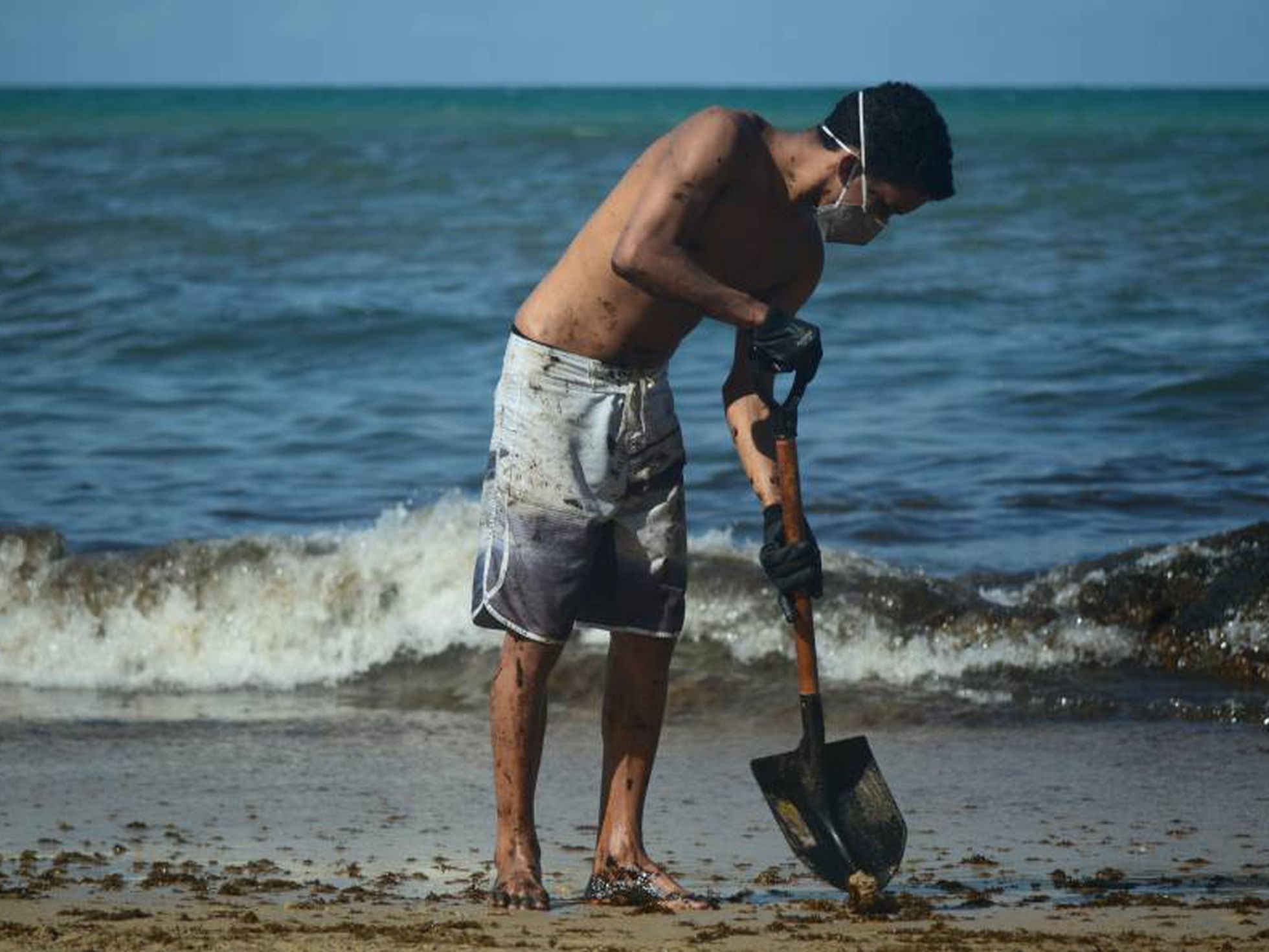 Observe a imagem a seguir e responda às questões propostas: a) Que problema  ambiental está ocorrendo 