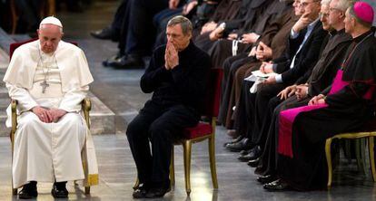 O papa Francisco junto ao sacerdote Ciotti, durante uma vigília pelas vítimas da máfia, nesta sexta-feira.