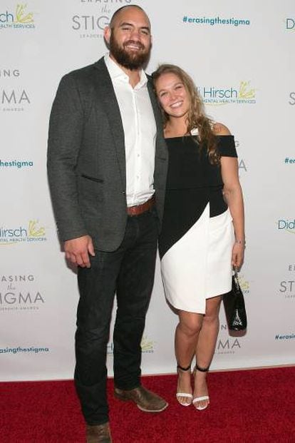 Ronda e seu namorado, Travis Browne, na cerimônia do prêmio Erasing the Stigma em 28 de abril passado.