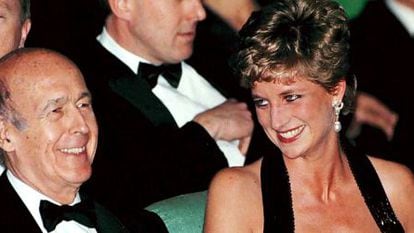 Diana de Gales em 1994 junto ao ex-presidente francês, Valery Giscard, no teatro do Palácio de Versalhes.
