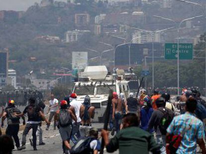 Com o apoio de um grupo de militares, Juan Guaidó convocou a população às ruas para tentar acabar o regime de Nicolás Maduro