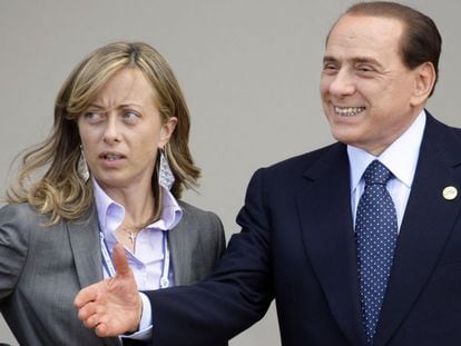 Berlusconi, em 2009, com a aspirante Meloni, agora grávida.