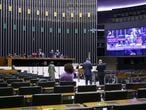Do plenário, parlamentares acompanham fala de deputado na tribuna da Câmara, em 21 de setembro.