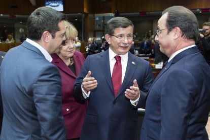 O primeiro-ministro turco, Ahmet Davutoglu, conversa com François Hollande (direita), Alexis Tsipras (esquerda) e Angela Merkel.
