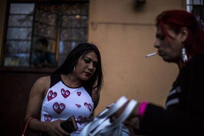 Jovens transexuais que exercem a prostituição na avenida Puente de Alvarado, na capital mexicana.