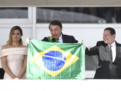 Bolsonaro exibe a bandeira durante sua posse.