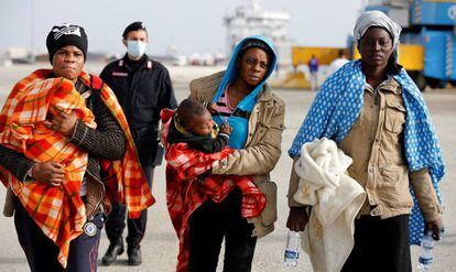 Mulheres imigrantes desembarcam na Sicília.