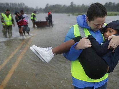 Voluntários resgatam crianças de sua casa inundada em James City, EUA