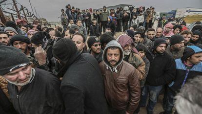 Sírios esperam no passo de Bab a o-Salam para entrar em Turquia.