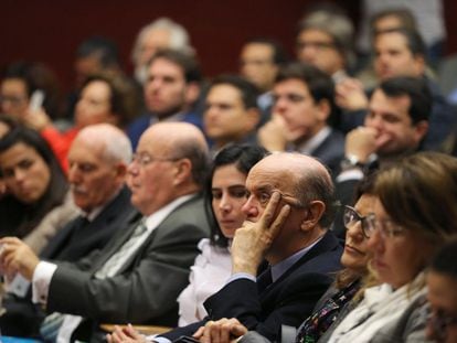 José Serra (ao centro) assiste a um seminário durante evento jurídico em Lisboa que reúne, em sua maioria, líderes opositores do Governo petista.