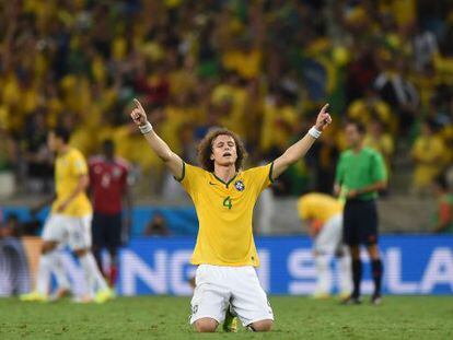 David Luiz comemora seu gol contra a Colômbia.